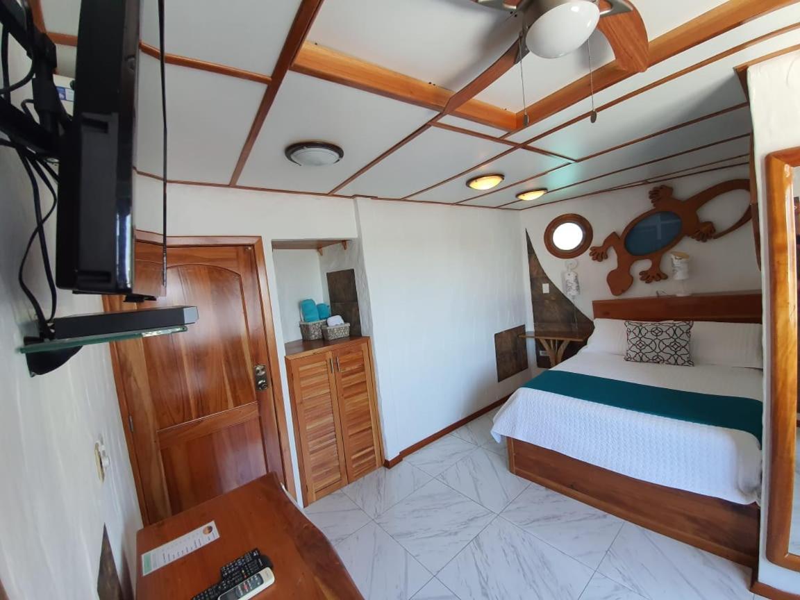 Bed and Breakfast Casa Ocean Pier à Puerto Ayora  Extérieur photo