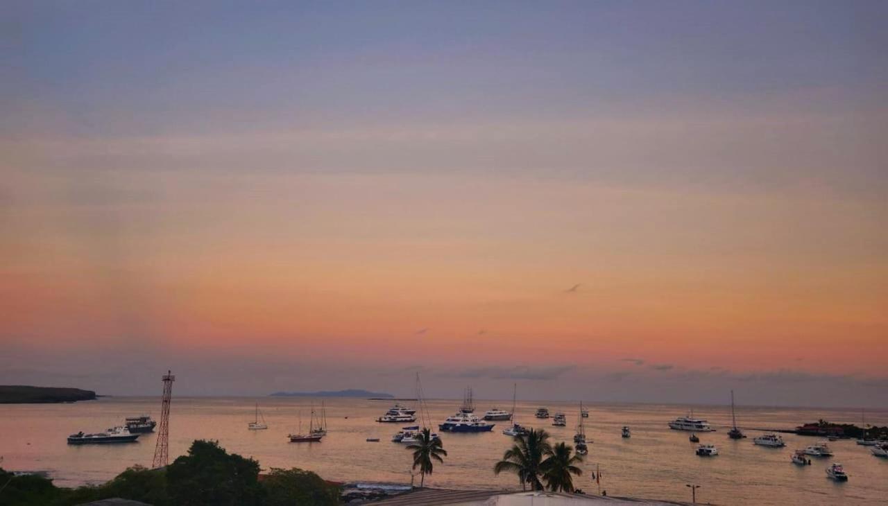 Bed and Breakfast Casa Ocean Pier à Puerto Ayora  Extérieur photo